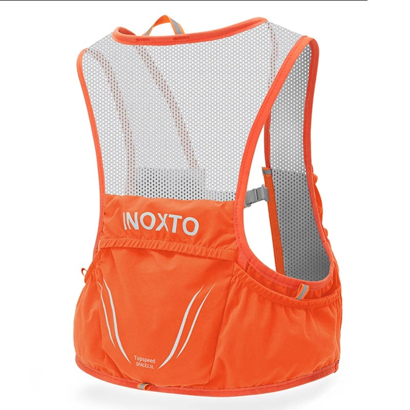 Hydreringsvest i gråt stof med justerbare snore og 2 bløde flasker. Perfekt til trailløb. Reflekterende detaljer øger synligh