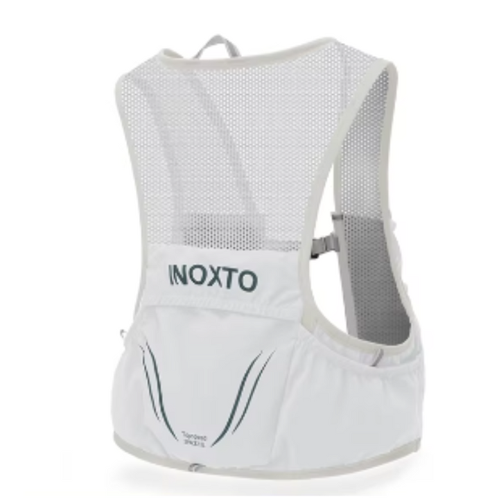 Hydreringsvest i gråt stof med justerbare snore og 2 bløde flasker. Perfekt til trailløb. Reflekterende detaljer øger synligh