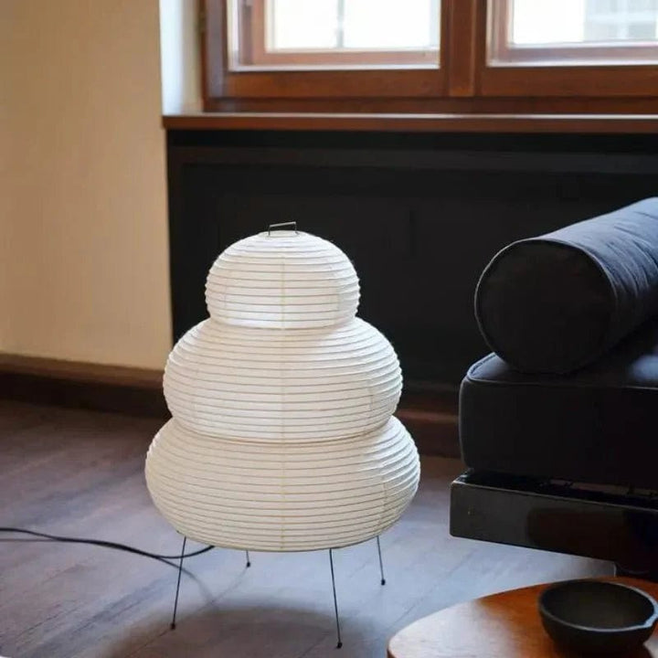 Japansk rispapir gulvlampe i wabi sabi vintage stil, organisk form, dæmpbart blødt lys, stilfuldt og beroligende design.