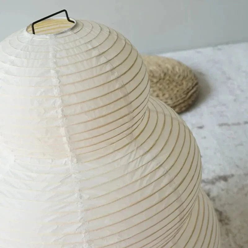 Japansk rispapir gulvlampe i wabi sabi vintage stil, organisk form, dæmpbart blødt lys, stilfuldt og beroligende design.