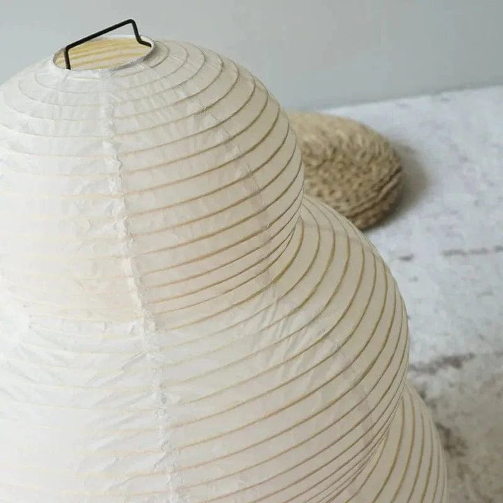 Japansk rispapir gulvlampe i wabi sabi vintage stil, organisk form, dæmpbart blødt lys, stilfuldt og beroligende design.