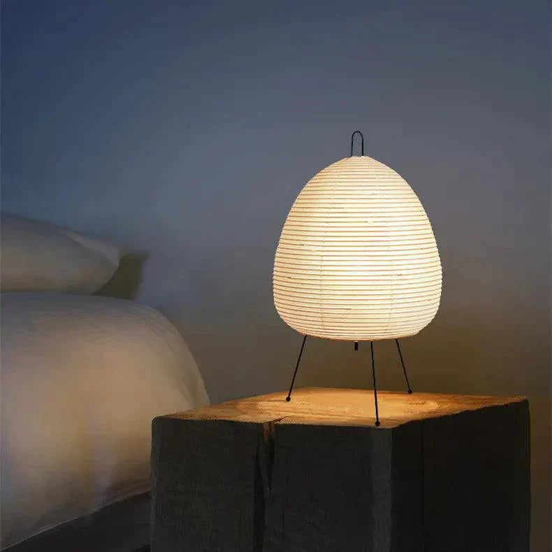 Japansk rispapir gulvlampe med minimalistisk design, blødt lys og stålramme. Ideel til moderne og klassisk stil.