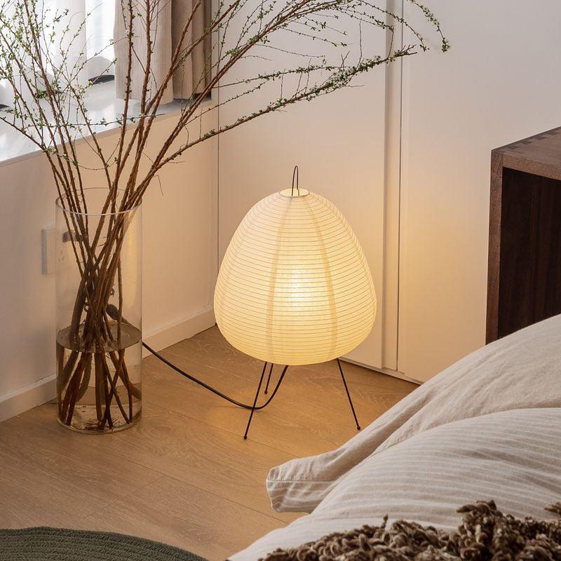 Japansk rispapir gulvlampe med minimalistisk design, blødt lys og stålramme. Ideel til moderne og klassisk stil.