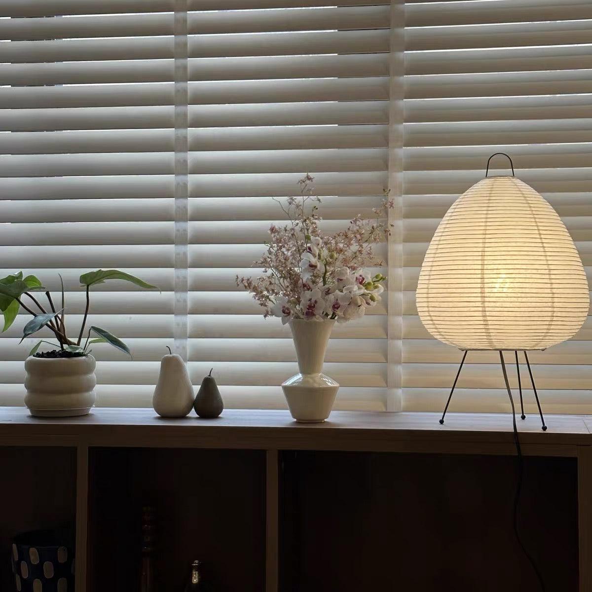 Japansk rispapir gulvlampe med minimalistisk design, blødt lys og stålramme. Ideel til moderne og klassisk stil.