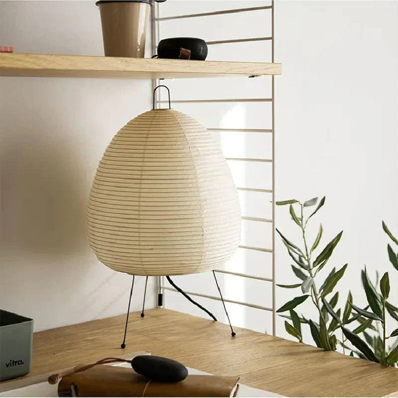 Japansk rispapir gulvlampe med minimalistisk design, blødt lys og stålramme. Ideel til moderne og klassisk stil.