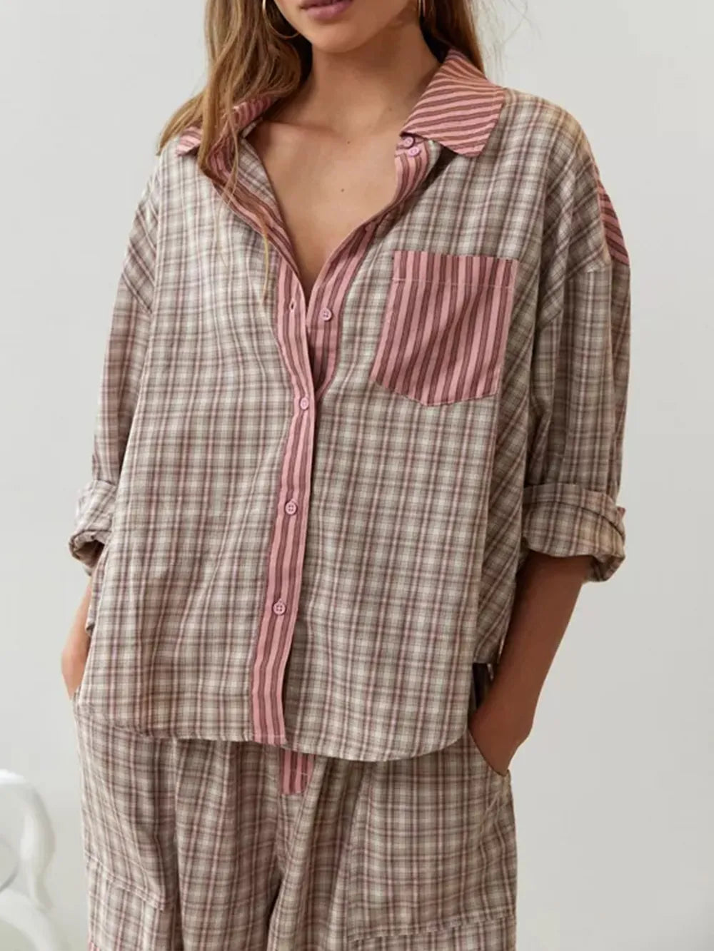 "Johanne pyjamas i blød bomuld, to-delt sæt med langærmet top og bukser, stilrent design, perfekt til hyggeaftener."