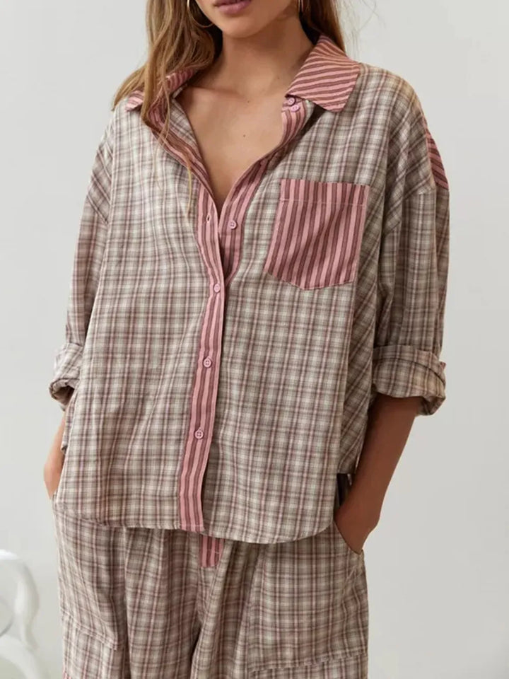 "Johanne pyjamas i blød bomuld, to-delt sæt med langærmet top og bukser, stilrent design, perfekt til hyggeaftener."