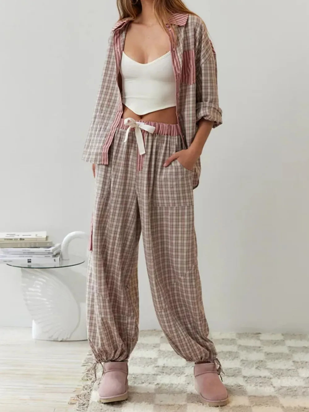 "Johanne pyjamas i blød bomuld, to-delt sæt med langærmet top og bukser, stilrent design, perfekt til hyggeaftener."