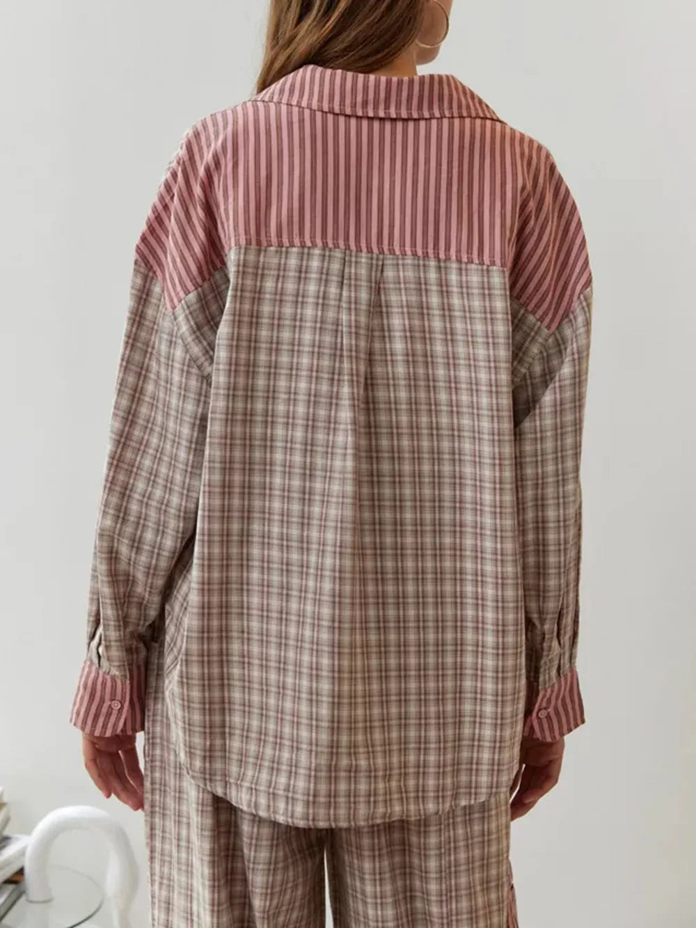 "Johanne pyjamas i blød bomuld, to-delt sæt med langærmet top og bukser, stilrent design, perfekt til hyggeaftener."
