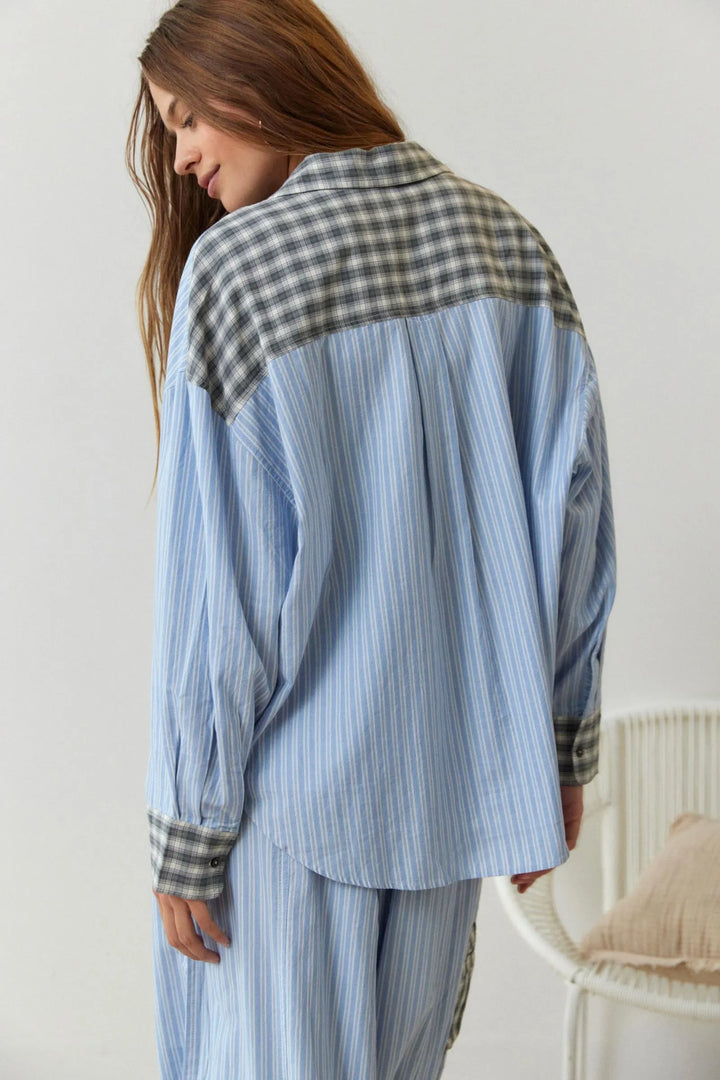 "Johanne pyjamas i blød bomuld, to-delt sæt med langærmet top og bukser, stilrent design, perfekt til hyggeaftener."