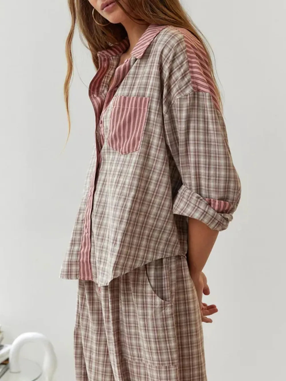 "Johanne pyjamas i blød bomuld, to-delt sæt med langærmet top og bukser, stilrent design, perfekt til hyggeaftener."