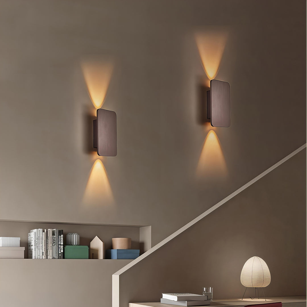 "Justerbar rektangulær væglampe i moderne design med elegant, metallisk aluminiumsoverflade og op/ned-lys."