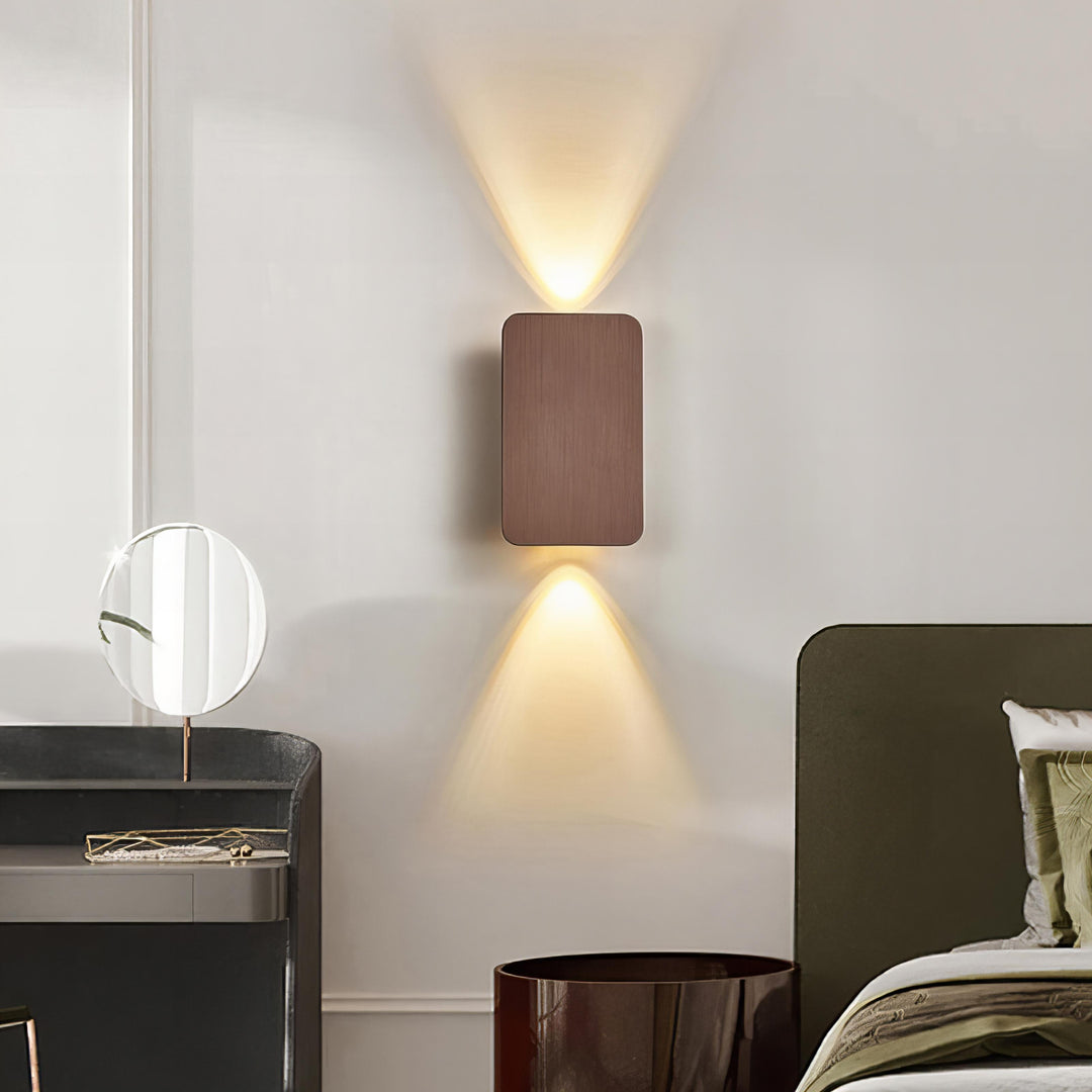 "Justerbar rektangulær væglampe i moderne design med elegant, metallisk aluminiumsoverflade og op/ned-lys."