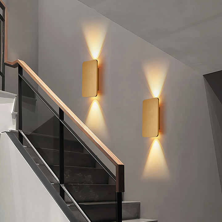 "Justerbar rektangulær væglampe i moderne design med elegant, metallisk aluminiumsoverflade og op/ned-lys."
