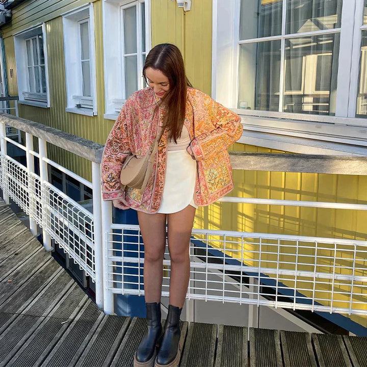 Elegant kvindejakke med feminint snit og unikt print, ideel til lag-på-lag styling og daglig komfort.