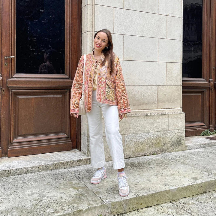 Elegant kvindejakke med feminint snit og unikt print, ideel til lag-på-lag styling og daglig komfort.