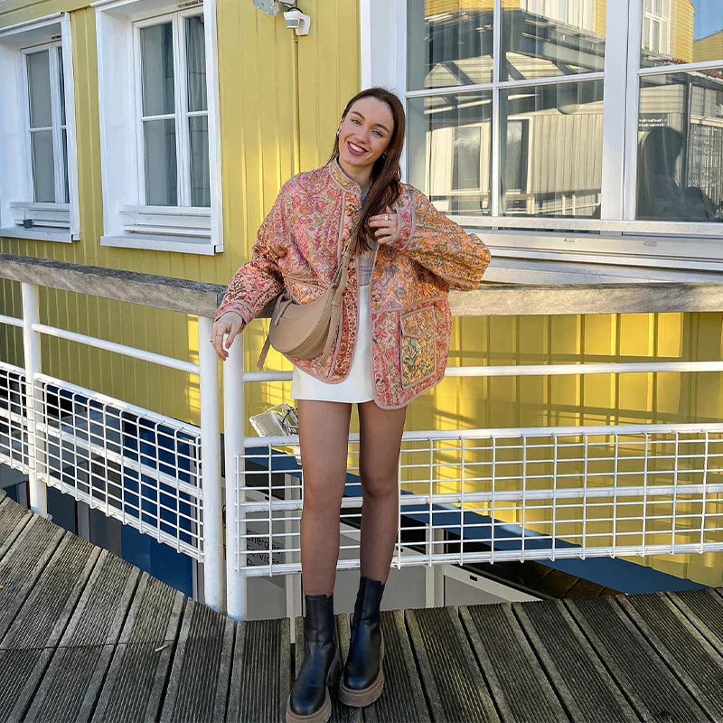 Elegant kvindejakke med feminint snit og unikt print, ideel til lag-på-lag styling og daglig komfort.