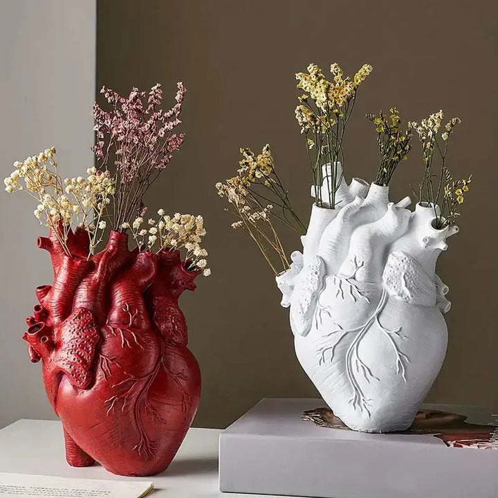 Hvid keramisk hjerte vase. Stilfuld interiør dekoration og moderne blomstervase til dit hjem.