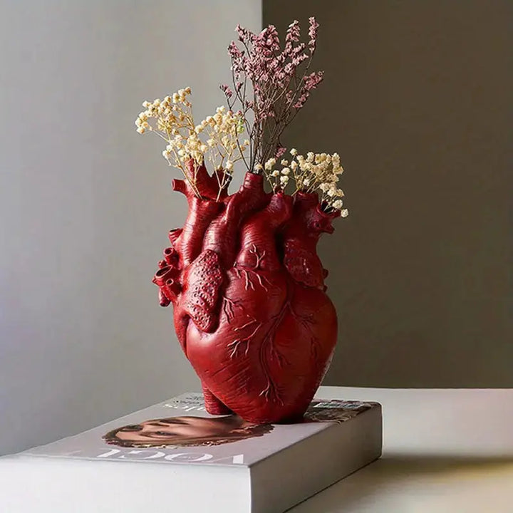 Sort keramisk hjerte vase. Minimalistisk og moderne blomstervase, smuk som boligdekoration.