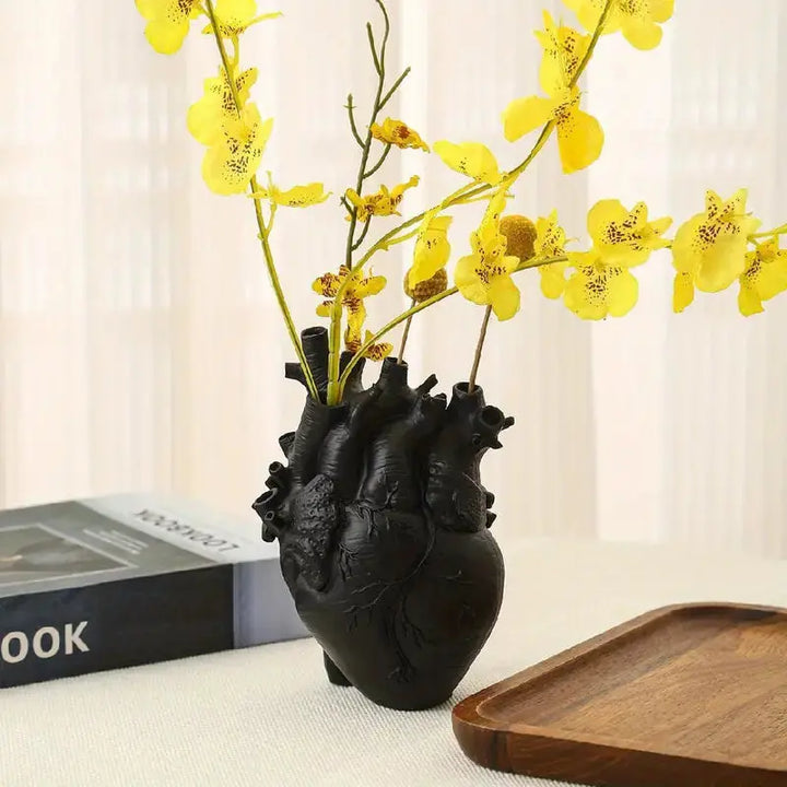 Guld keramisk hjerte vase. Luksuriøs boligdekoration, perfekt til stilfulde blomsterarrangementer.