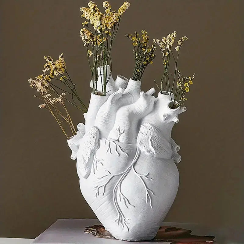 Unik keramisk hjerte vase. Elegant og moderne design til boligindretning og friske blomster.