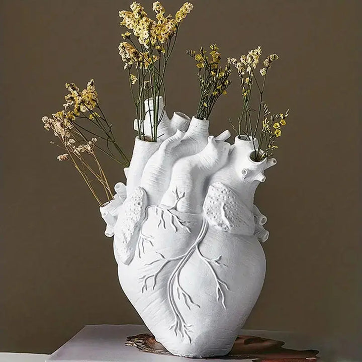 Unik keramisk hjerte vase. Elegant og moderne design til boligindretning og friske blomster.