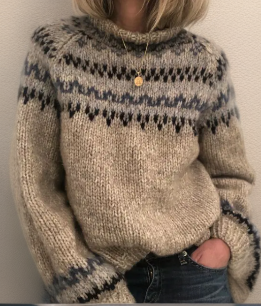 "Klassisk cashmere striktrøje til kvinder, blød og elegant i stilfuldt design, bæredygtigt produceret for luksuriøs komfort."