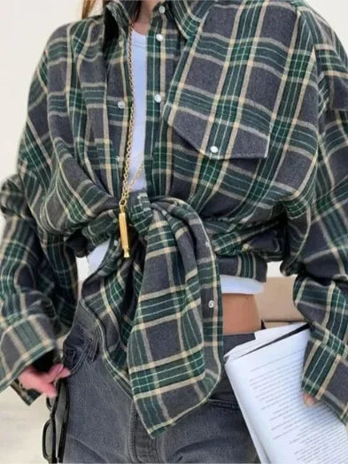 "Klassisk flannelskjorte til mænd i blød bomuld med blå og rosa ternet mønster, visning af front og bag."