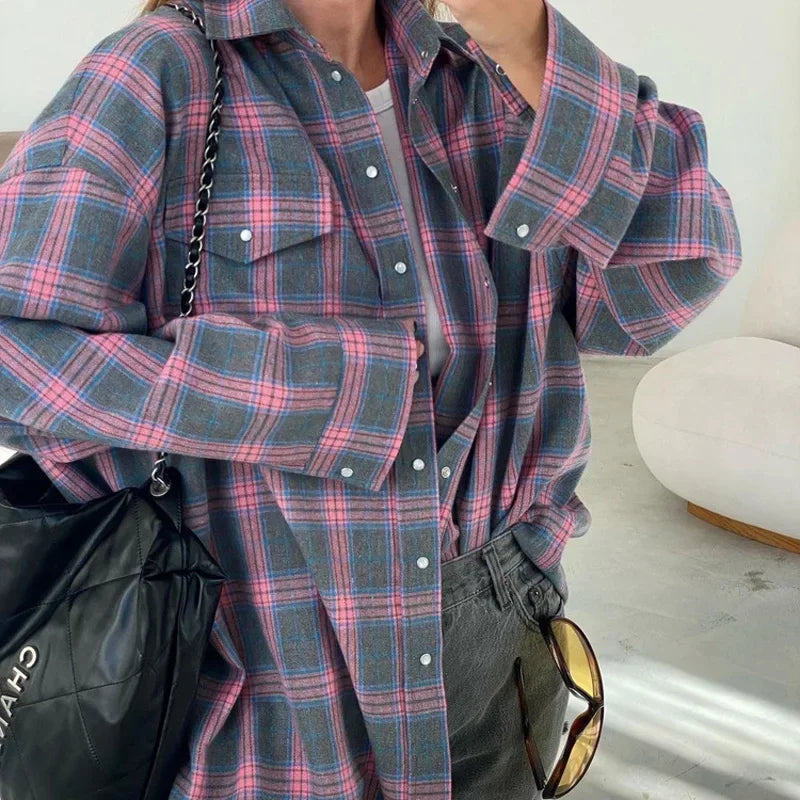 "Klassisk flannelskjorte til mænd i blød bomuld med blå og rosa ternet mønster, visning af front og bag."