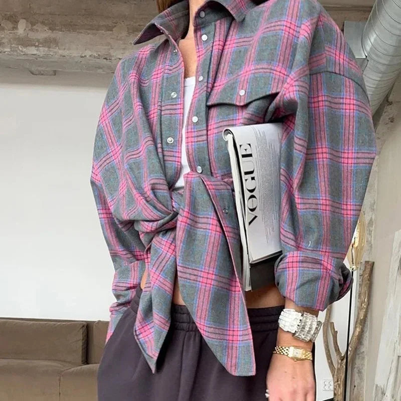 "Klassisk flannelskjorte til mænd i blød bomuld med blå og rosa ternet mønster, visning af front og bag."