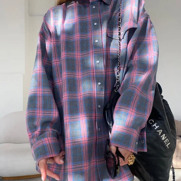 "Klassisk flannelskjorte til mænd i blød bomuld med blå og rosa ternet mønster, visning af front og bag."
