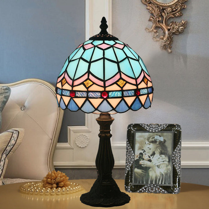 "Klassisk glasbordlampe med blødt, varmt lys og håndlavet glasdesign, elegant til enhver indretning."