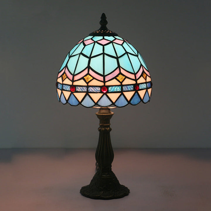 "Klassisk glasbordlampe med blødt, varmt lys og håndlavet glasdesign, elegant til enhver indretning."