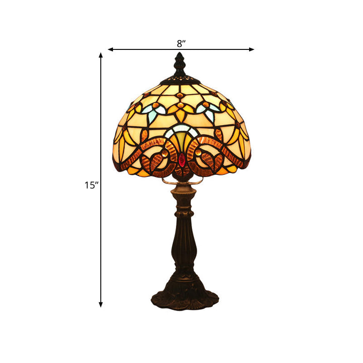 "Klassisk glasbordlampe med blødt, varmt lys og håndlavet glasdesign, elegant til enhver indretning."