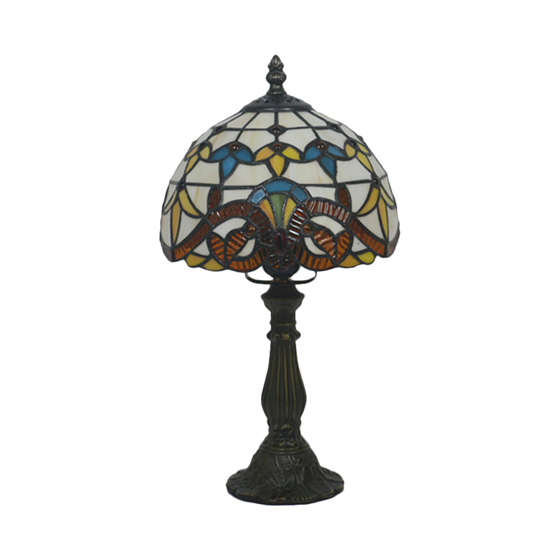 "Klassisk glasbordlampe med blødt, varmt lys og håndlavet glasdesign, elegant til enhver indretning."