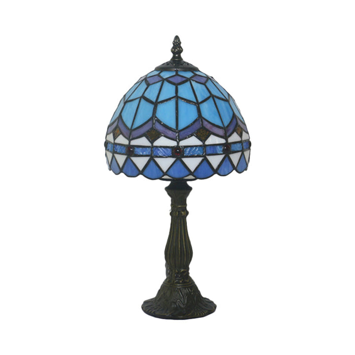 "Klassisk glasbordlampe med blødt, varmt lys og håndlavet glasdesign, elegant til enhver indretning."
