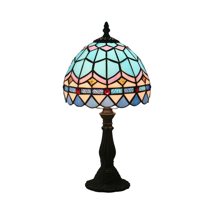 "Klassisk glasbordlampe med blødt, varmt lys og håndlavet glasdesign, elegant til enhver indretning."