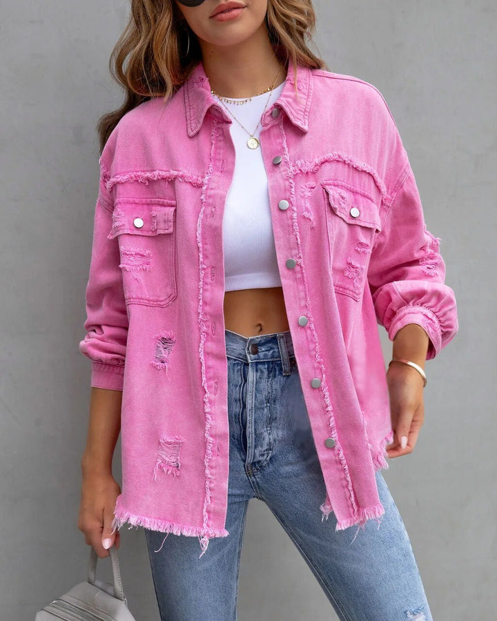 "Klassisk slim fit denimjakke til kvinder, tidløs stil med moderne detaljer, viser slank silhuet og skræddersyet snit."
