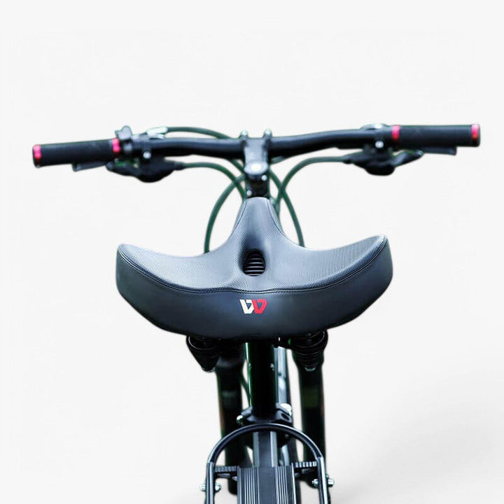 "Komfortabel cykelpude med tyk skum, ergonomisk design, sort farve, egnet til lange cykelture for øget komfort."
