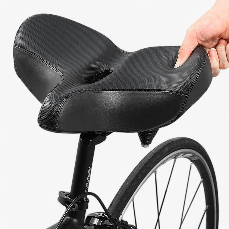 "Komfortabel cykelpude med tyk skum, ergonomisk design, sort farve, egnet til lange cykelture for øget komfort."