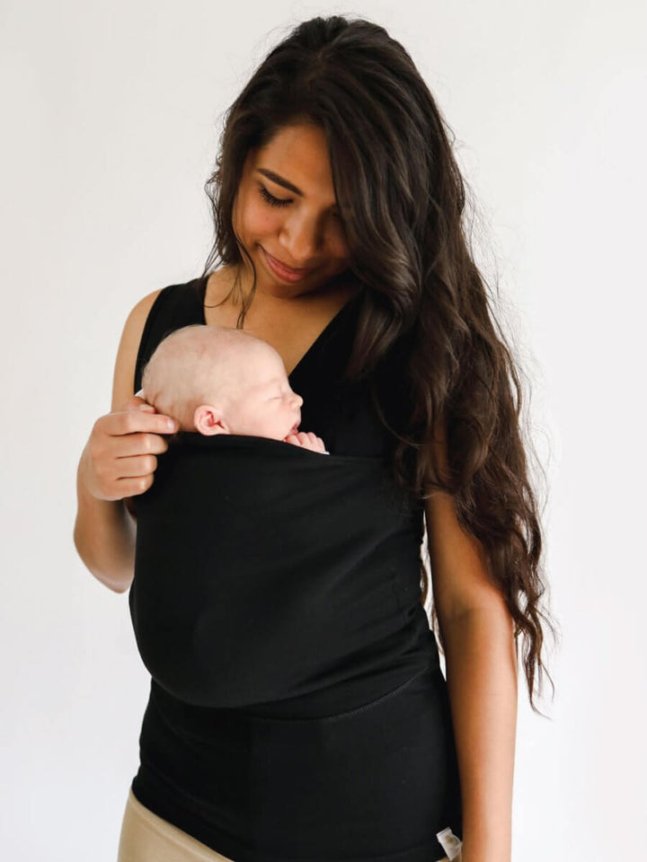 "Komfortabel t-shirt til forældre i grå, designet til babybæring uden stropper. Blødt strækbart bomuldsstof for nem bevægelse