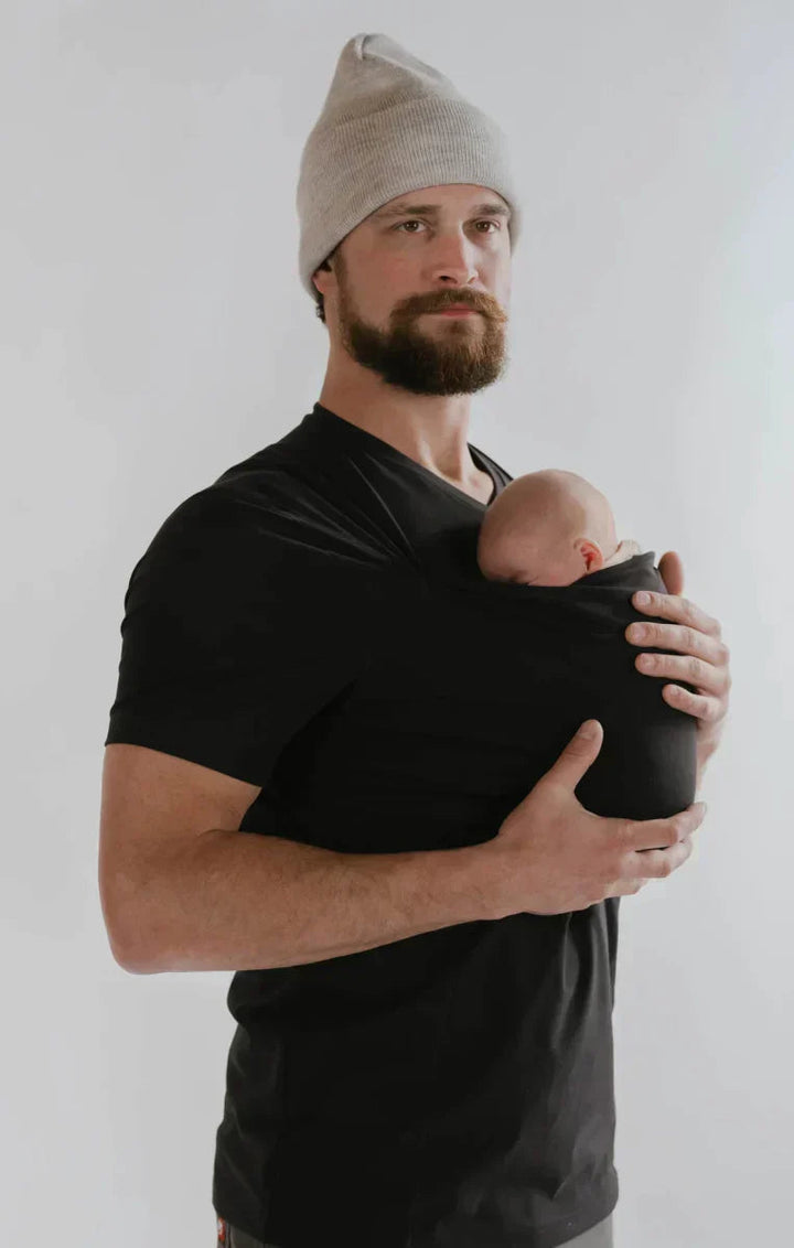 "Komfortabel t-shirt til forældre i grå, designet til babybæring uden stropper. Blødt strækbart bomuldsstof for nem bevægelse