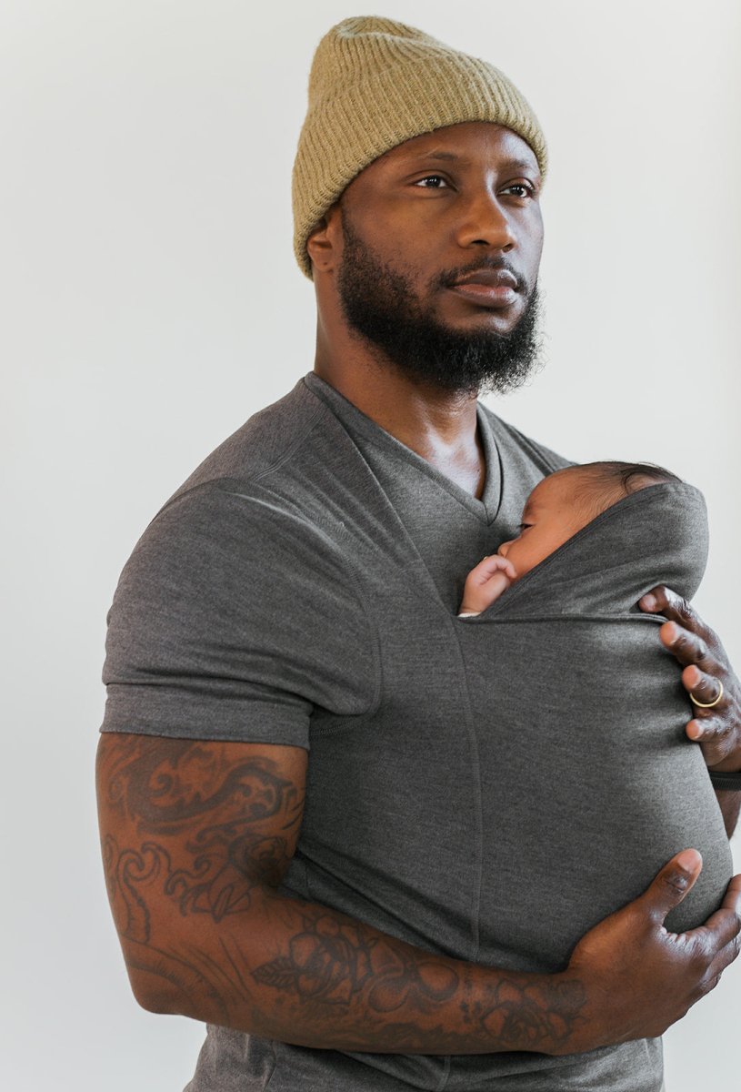 "Komfortabel t-shirt til forældre i grå, designet til babybæring uden stropper. Blødt strækbart bomuldsstof for nem bevægelse