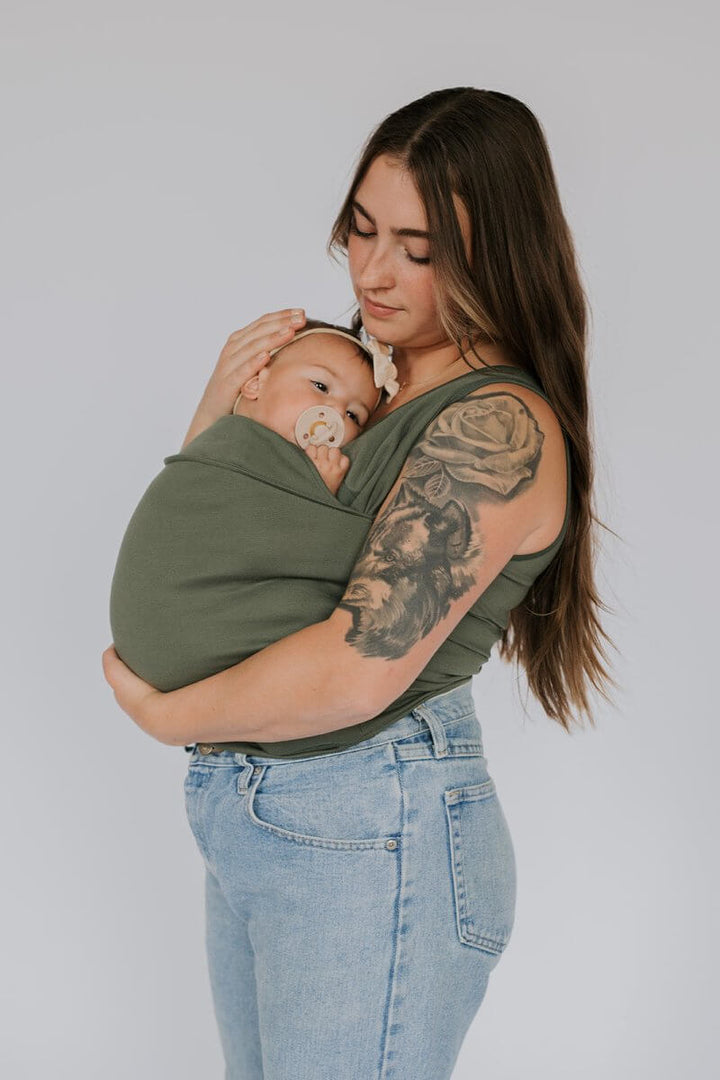 "Komfortabel t-shirt til forældre i grå, designet til babybæring uden stropper. Blødt strækbart bomuldsstof for nem bevægelse