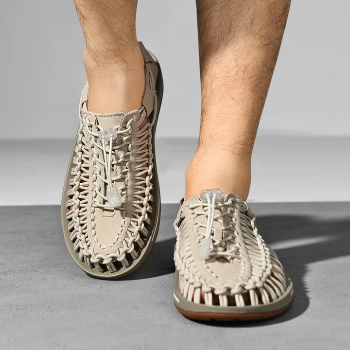 "Komfortable herresandaler til sommer, let design med justerbare remme og åndbart mesh for optimal pasform og kølighed."