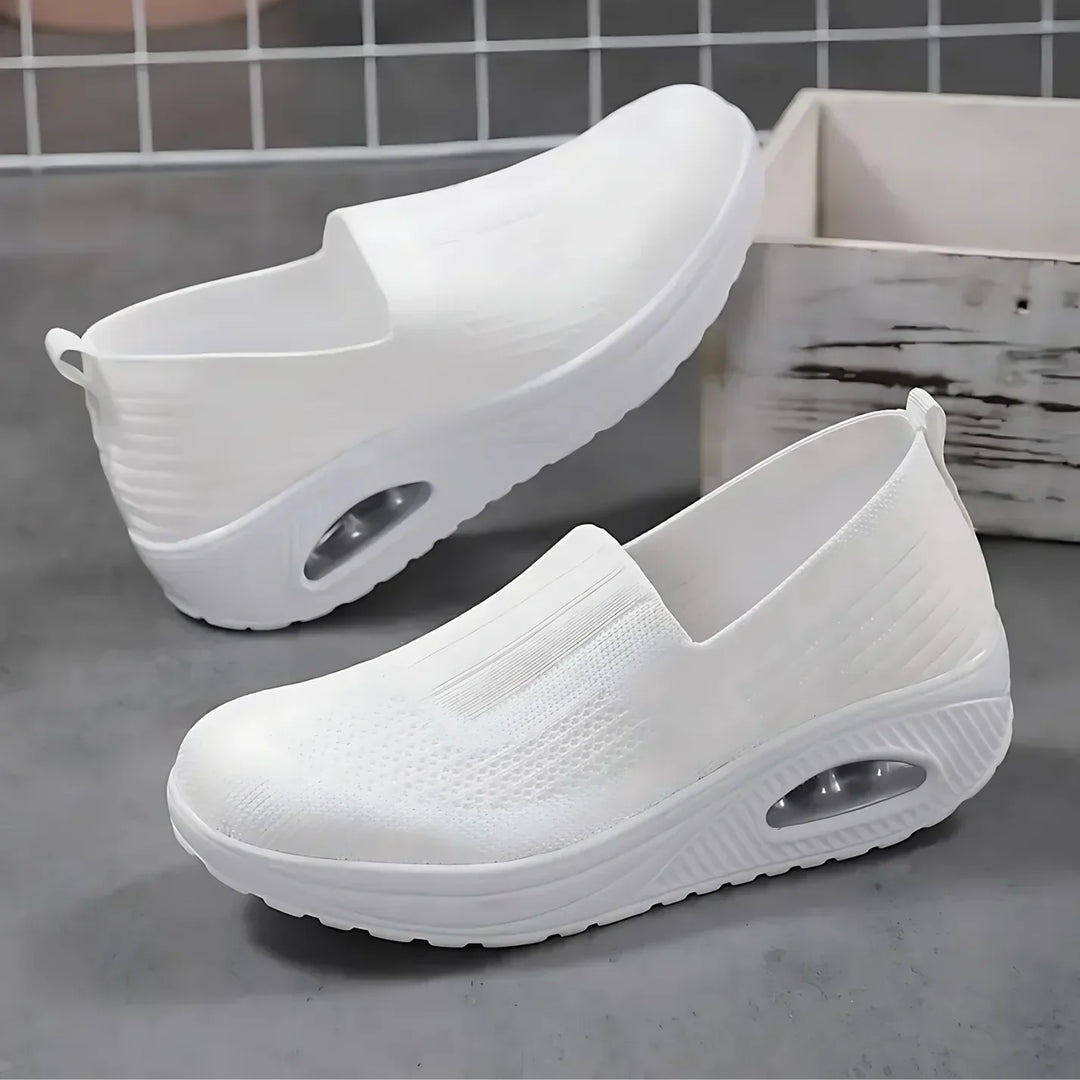 Komfortable slip-on sneakers til kvinder, støttende og åndbare i flere farver, ergonomisk design og skridsikker sål.