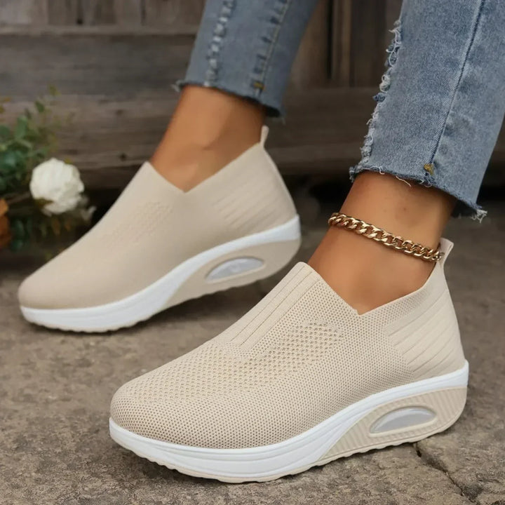 Komfortable slip-on sneakers til kvinder, støttende og åndbare i flere farver, ergonomisk design og skridsikker sål.