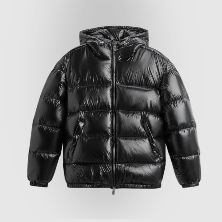Kort dame pufferjakke med hætte. Ultralet og varm vinterjakke til kvinder, trendy design.