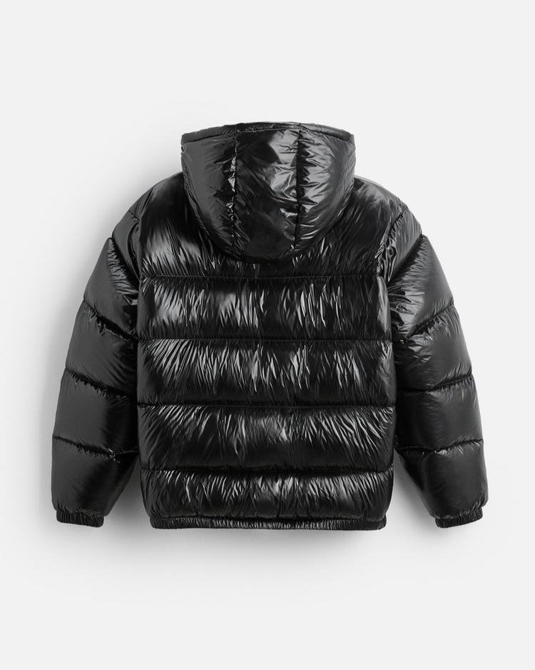 Sort kort pufferjakke til kvinder. Trendy, quiltet hættejakke, perfekt som varmt overtøj.