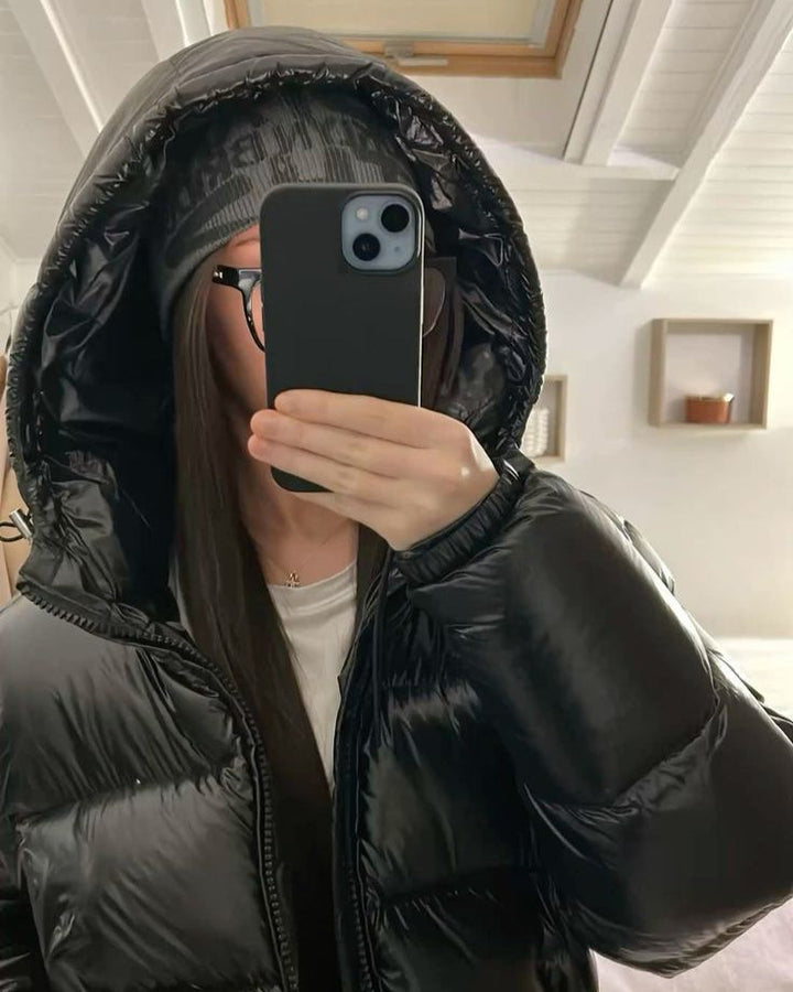 Trendy quiltet dame pufferjakke. Kort hættejakke, varm og stilfuld letvægts vinterjakke.